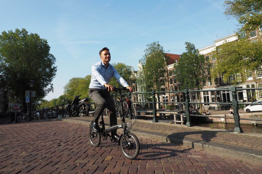 elektrische vouwfiets in de stad